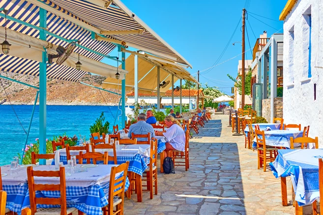 Restaurante en el pueblo de Perdika en la isla Egina