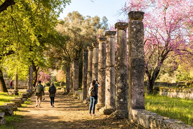 Paseo con ruinas en Katakolón