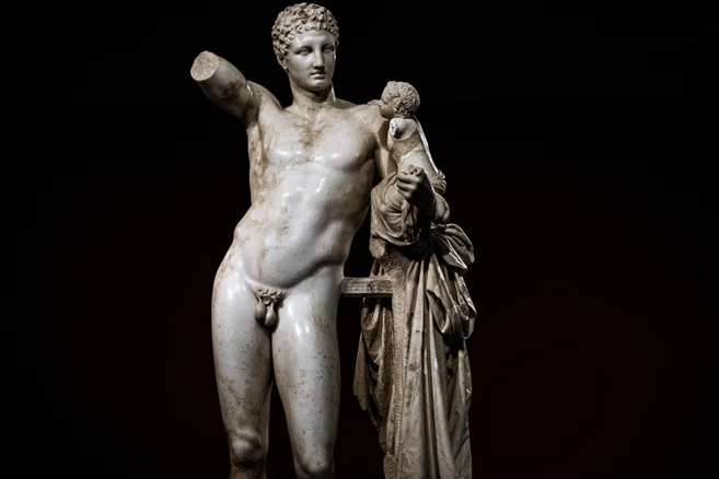 Statue of hermes by Praxlites in the Archealogical museum of Olympia