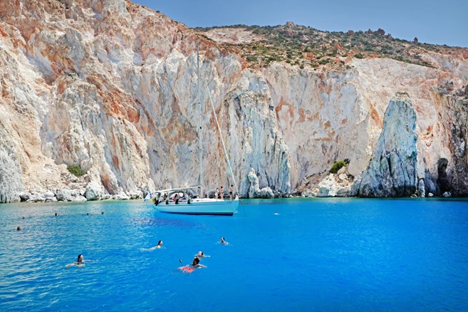 Acantilados en la isla de Poliegos