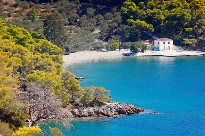 Calas aisladas en la isla de Poros