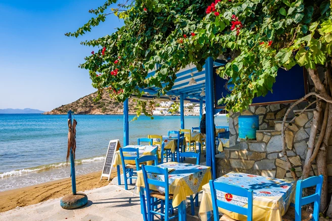 Taverna griega tradicional en la isla de Sifnos