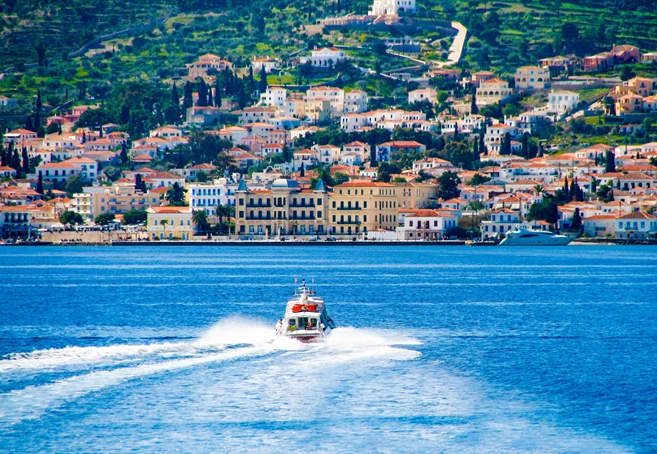 Barco con la isla de Spetses en el fondo