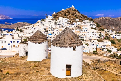 Molinos de viento en la isla de Ios