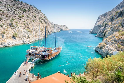 Cala con agua turquesa en la isla de Kálimnos