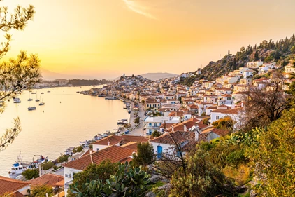 La ciudad de Poros al amanecer